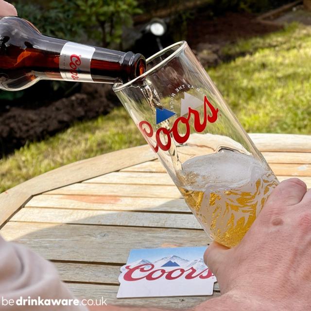 Keep it fresh and serve up some Coors in the summer sun ☀

For the perfect pint, just wait for the mountains on our bottle to turn blue! 🔵🍺

#Coors #CoorsFresh