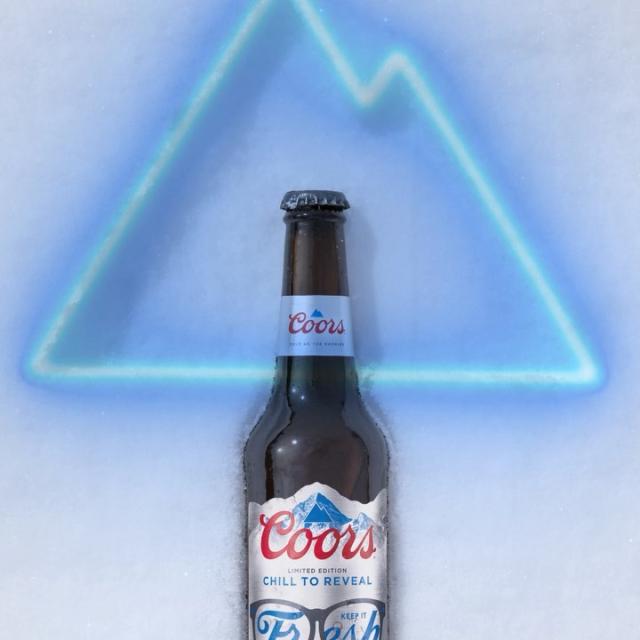 Glowing up in blue, just like the words and mountains on our bottles 🔵🏔

#chilltoreveal #coors #summer #beer

Please Drink Responsibly.
