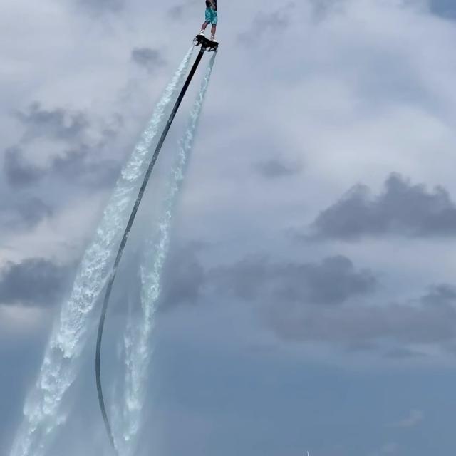 The question is: which is the freshest? 😎👌

 Flyboard or snowboard? 🏄‍♂️🏂

📸 @daniel_guerra.s 

#Coors #Flyboard #KeepItFresh 

Please Drink Responsibly.