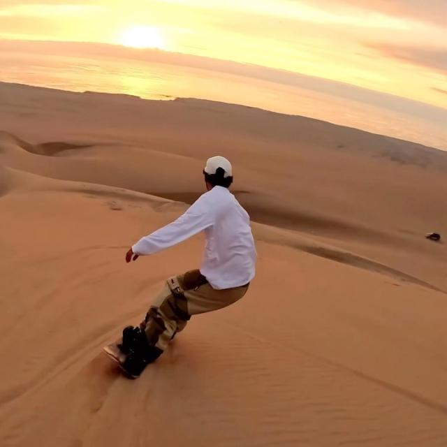 POV: When there’s no snow, sandboard instead!

📸 @munay_sandboard @fdiaz___9 keeping it fresh😎🏂

#Coors #KeepitFresh #Sandboard