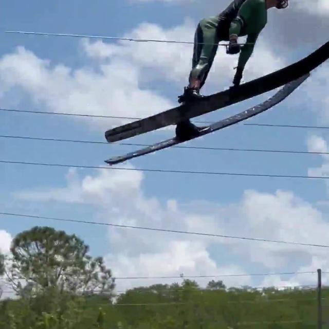 @joelPoland keeps it fresh by showing us that you don't need snow to ski ⛷️👏

Keep It Fresh 

#Coors #keepitfresh #waterski #skiing

Performed by professionals, please ride responsibly. www.drinkaware.co.uk