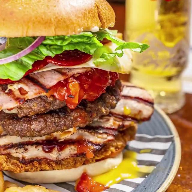 Would you be able to take on this burger? 🍔 🤩

#Coors #KeepitFresh #Burger

Please Drink Responsibly.