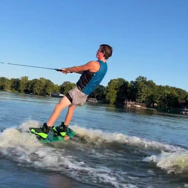 @chaselocke_501 making a splash by showing us the freshest tricks 😎

Anyone else can't let go of summer? ☀️

Keep It Fresh

#Coors #KeepitFresh #Wakeboarding 

Please ride responsibly, performed by professionals. www.bedrinkaware.co.uk