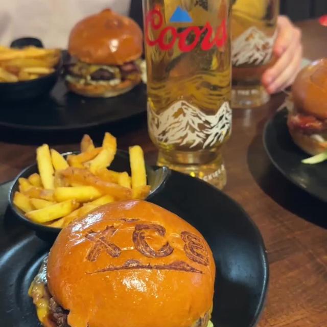 The burgers at @theboxbaruk Nottingham just hits different 🍔

Even better when enjoyed with a Coors 🍺 

#Coors #Food #Burger 

Please drink responsibly.