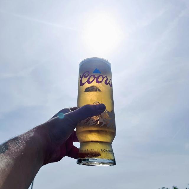 Blue skies, blue mountains, the weekend is here 🔵🍺 
#Coors #Beer #Weekend
Please Drink Responsibly.