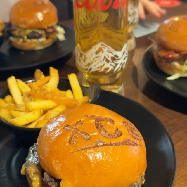 Grab yourself a refreshing pint of Coors at the awesome @theboxbaruk for an epic bank holiday weekend 🍺 

With plenty to do such as, live music, Karaoke, shuffleboard, Darts and to top it off, their burgers are on point! 🍔 

#KeepItFresh #Coors #BankHoliday #Burgers 

Please Drink Responsibly